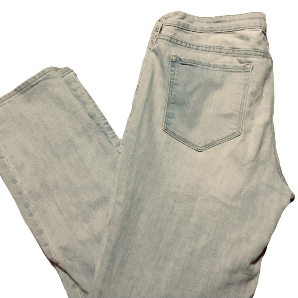 Old Navy ~ Women’s  ~ Jeans ~ Size 12 Regular ~ Blue ~ Light Wash